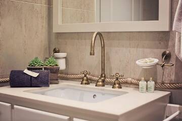 Фото номера Двухместный номер Делюкс с 1 кроватью Отель Midalidare Hotel &amp; Spa г. Mogilovo 3